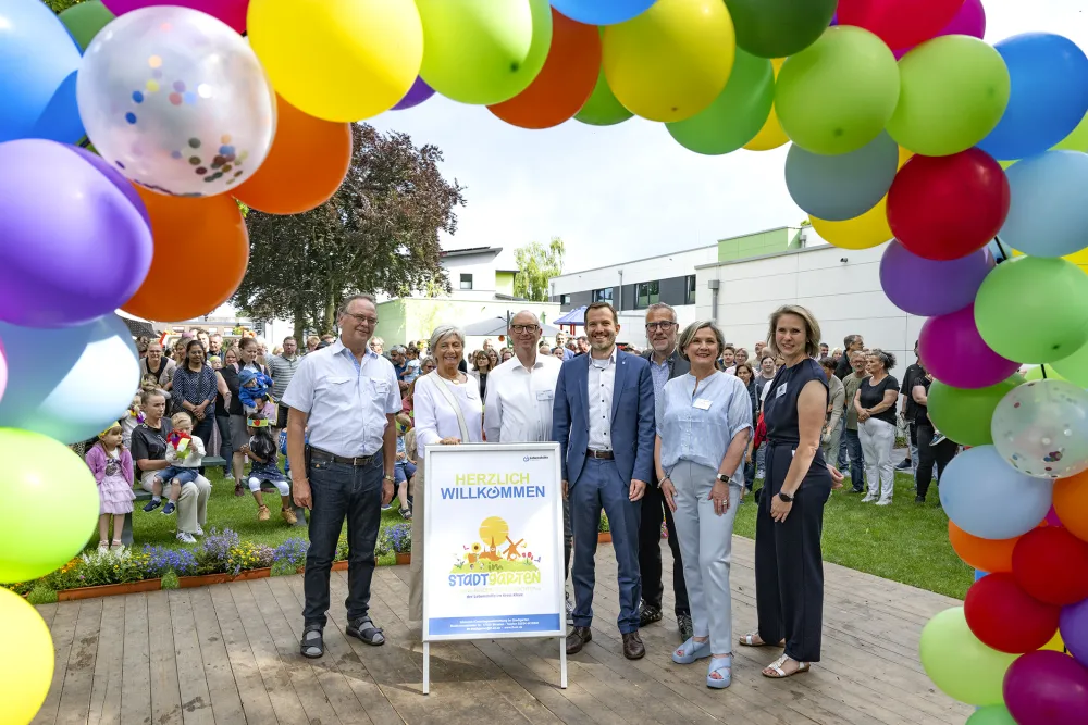 Straelens Bürgermeister Bernd Kuse (m.) freute sich mit dem Team der Lebenshilfe im Kreis Kleve über die heitere Einweihung der neuen Kindertageseinrichtung Im Stadtgarten: (v.l.) Friedhelm Bucksteeg (Aufsichtsratsvorsitzender), Adelheid Ackermann (stv. Aufsichtsratsvorsitzende), Jörg Kador (Vorstand), Stephan R. Brockschmidt (Vorstand), Andrea Weyers (Fachbereichsleiterin) und Bianca Verbraeken-Pohland (KiTa-Leiterin). (Foto: Thomas Momsen / Lebenshilfe im Kreis Kleve)